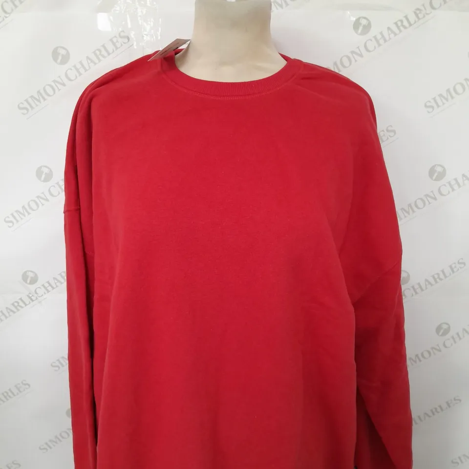 APPROXIMATELY 25 ASSORTED COTTON ON CLOTHING ITEMS TO INCLUDE CREW NECK CARDIGAN IN CHESTNUT MARLE SIZE M, PLUSH OVERSIZED SWEATER IN RED SIZE L, HEAVY WEIGHT T-SHIRT IN WASHED CHOCOLATE SIZE S