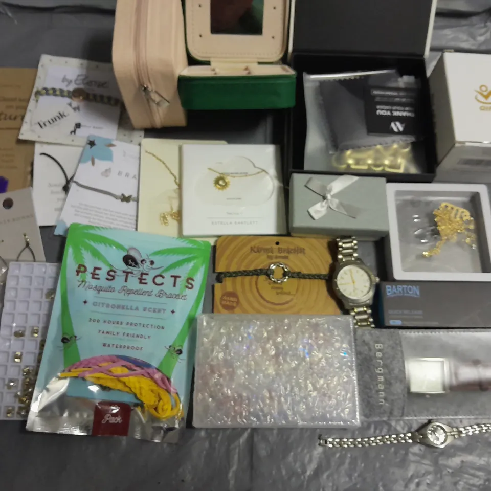 LOT OF ASSORTED JEWELLERY AND WATCH ITEMS TO INCLUDE RINGS, NECKLACES AND SPARE STRAPS