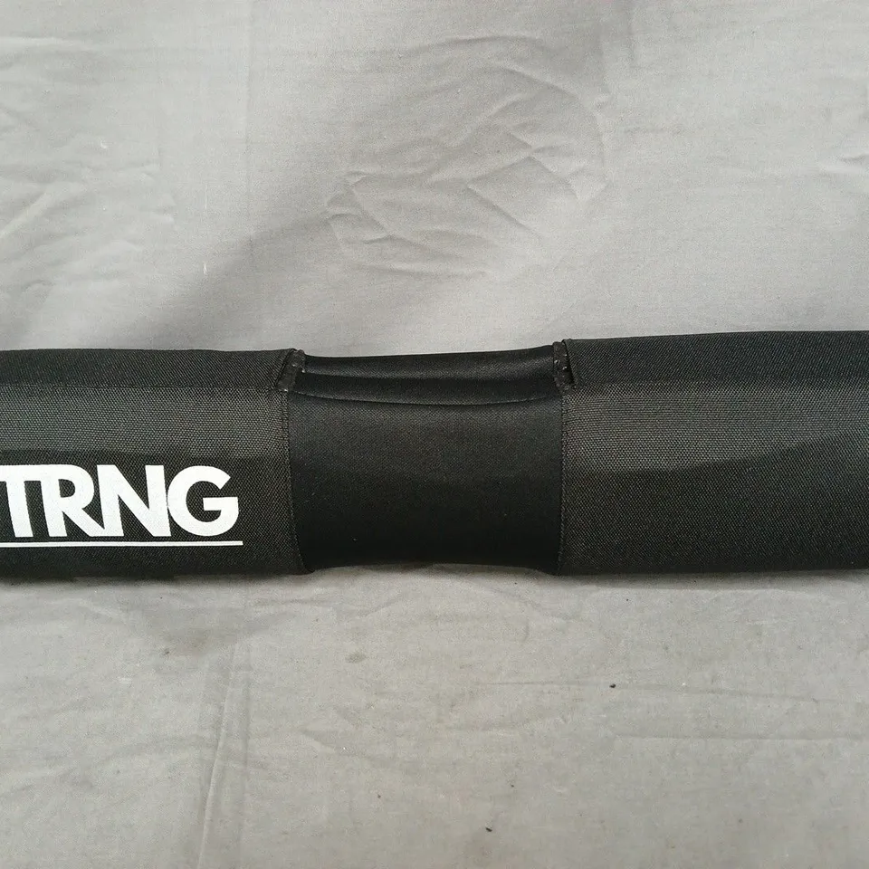 BOX OF APPROXIMATELY 5 STRNG WEIGHTLIFTING BARBELL PADS IN BLACK