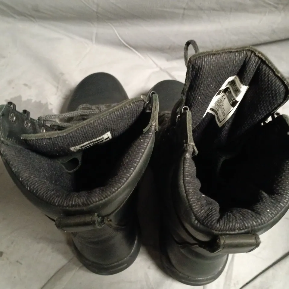 MAGNUM STEEL TOE PROTECTIVE BOOT IN BLACK - UK 8