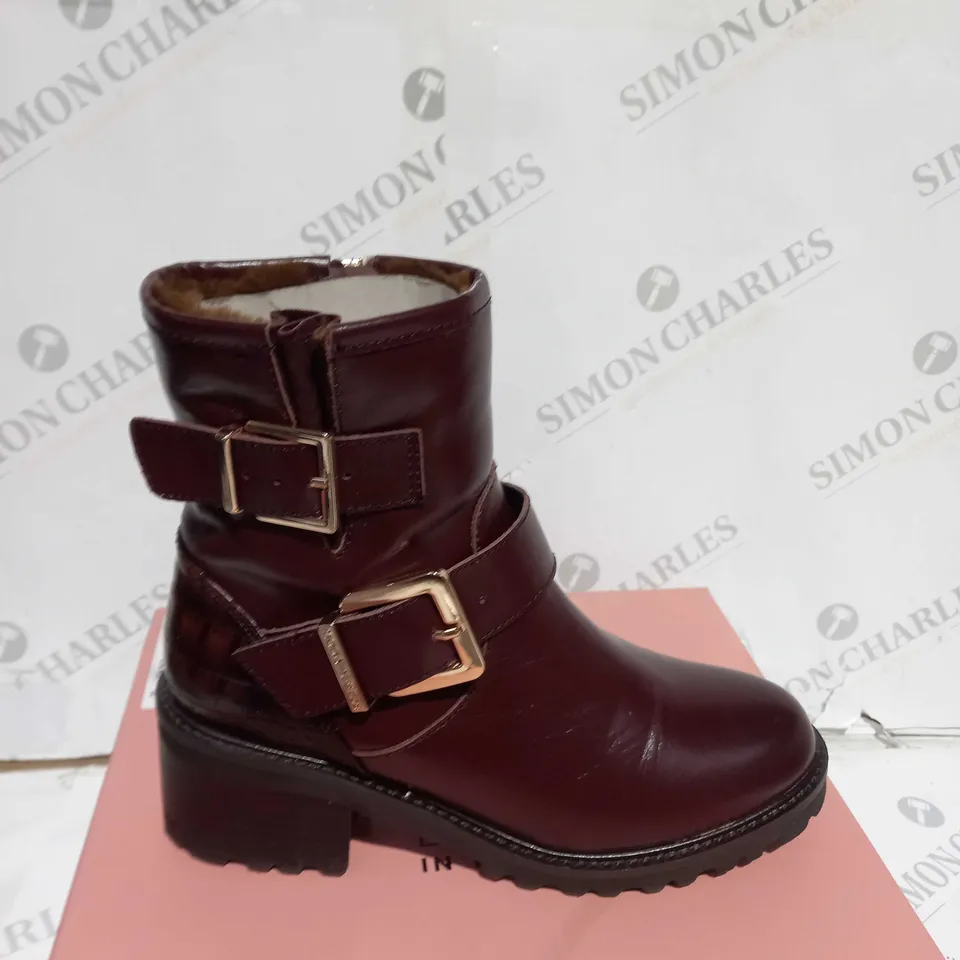 BOXED PAIR OF MODA IN PELLE CORNELIA BROWN LEATHER BOOTS SIZE 5