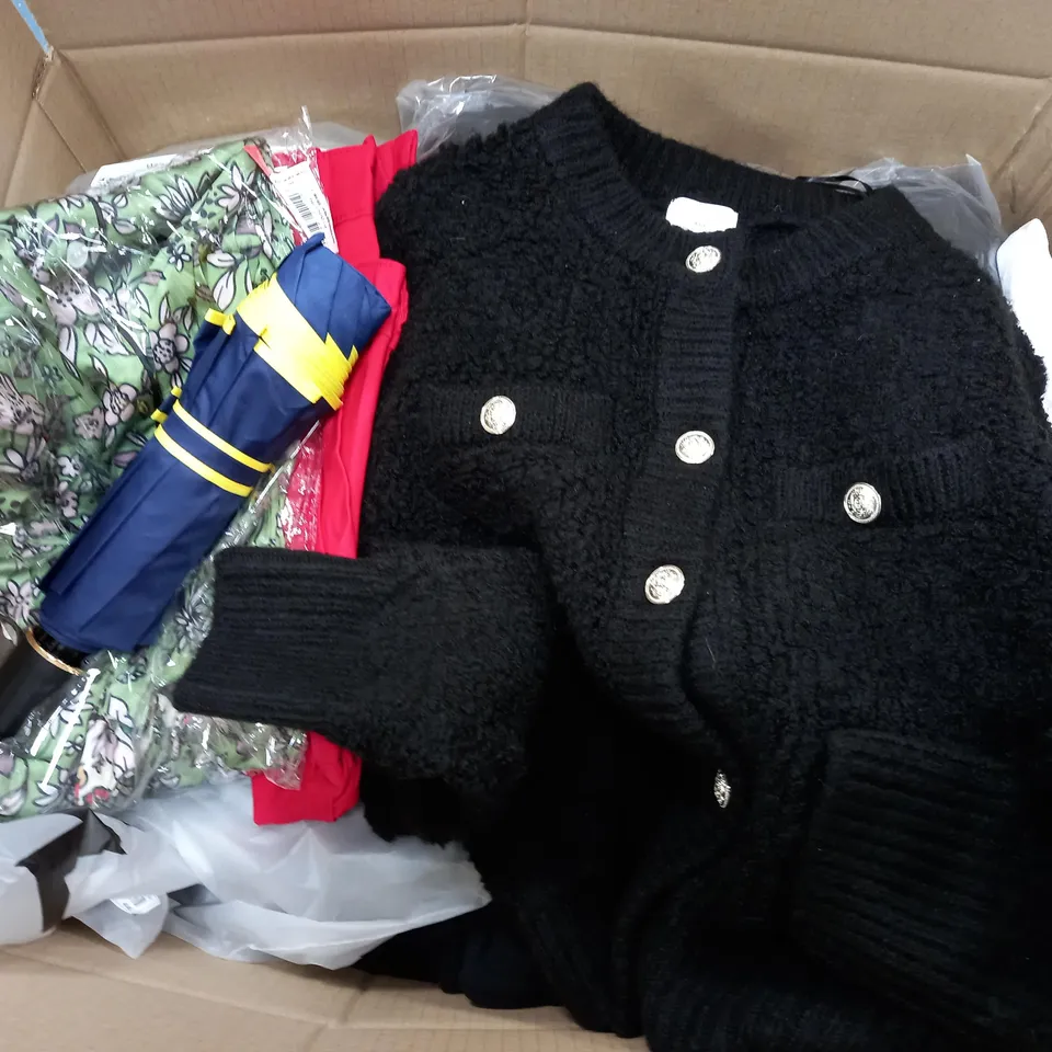 LOT OF APPROX 20 ASSORTED CLOTHING ITEMS AND ACCESSORIES TO INCLUDE; T-SHIRTS, JUMPERS ETC