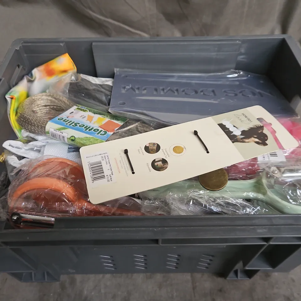 APPROXIMATELY 10 ASSORTED HOUSEHOLD ITEMS