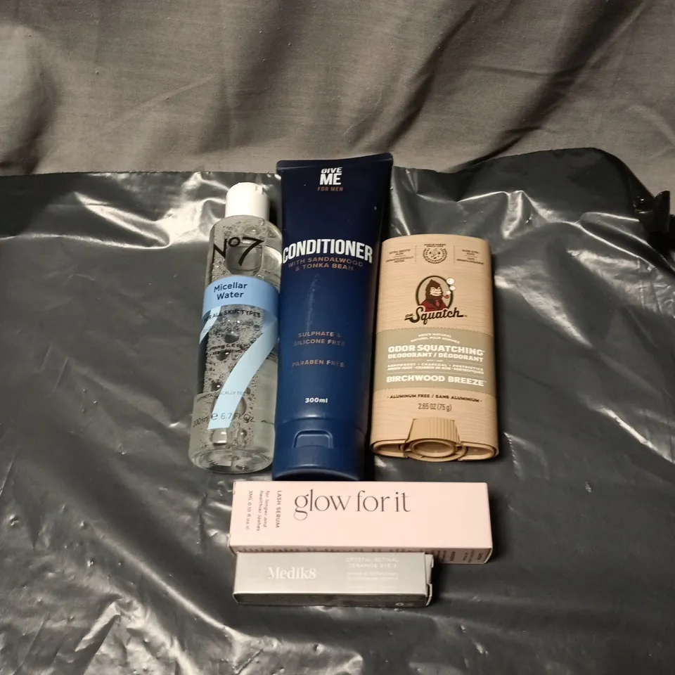 APPROXIMATELY 20 ASSORTED COSMETIC ITEMS INCLUDING MEDIK8 CERAMIDE EYE 3, NO 7 MICELLAR WATER, CONDITIONER FOR MEN, DR SQUATCH DEODORANT ETC