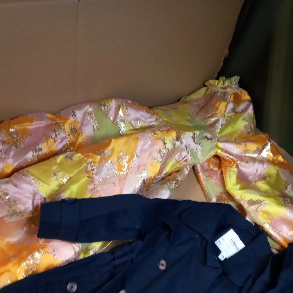 LOT OF APPROX 25 ASSORTED CLOTHING ITEMS VARYING IN SIZE/COLOUR/STYLE TO INCLUDE: TROUSERS, TOPS, DRESSES