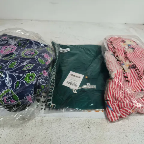 APPROXIMATELY 30 ASSORTED WOMENS CLOTHING ITEMS IN VARIOUS SIZES & STYLES