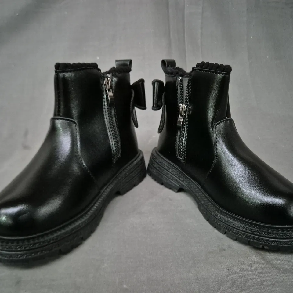 BOXED PAIR OF UNBRANDED KID'S ANKLE BOOTS IN BLACK W. BOW DETAIL EU SIZE 31