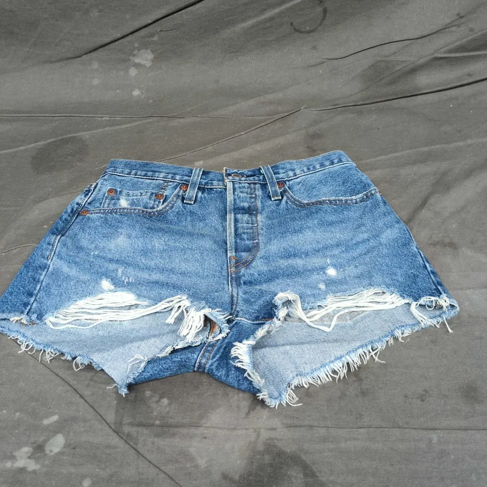 LEVI'S WOMEN'S DISTRESSED DENIM SHORTS IN BLUE – W26 