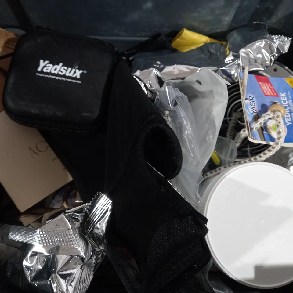 BOX OF APPROXIMATELY 10 ASSORTED ITEMS TO INCLUDE - FLASHLIGHT - CERAMIC RING HOLDER - KOLLO ECT 
