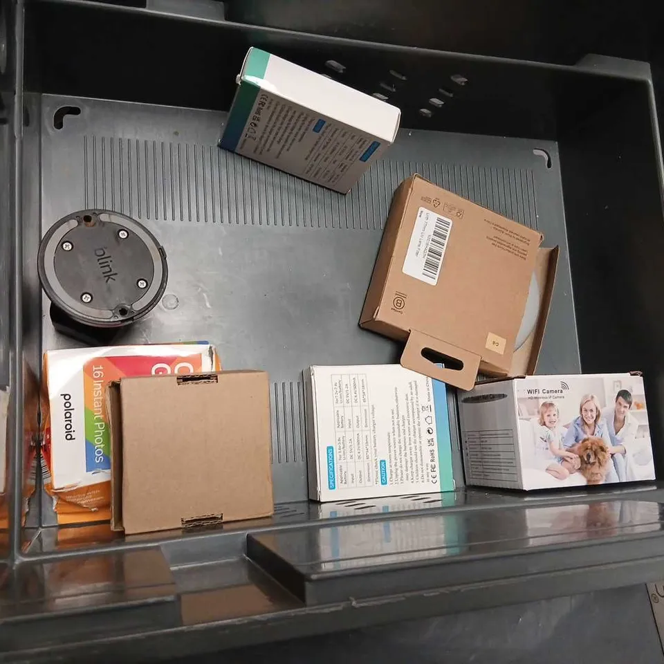 APPROXIMATELY 10 ASSORTED CAMERAS AND ACCESSORIES 