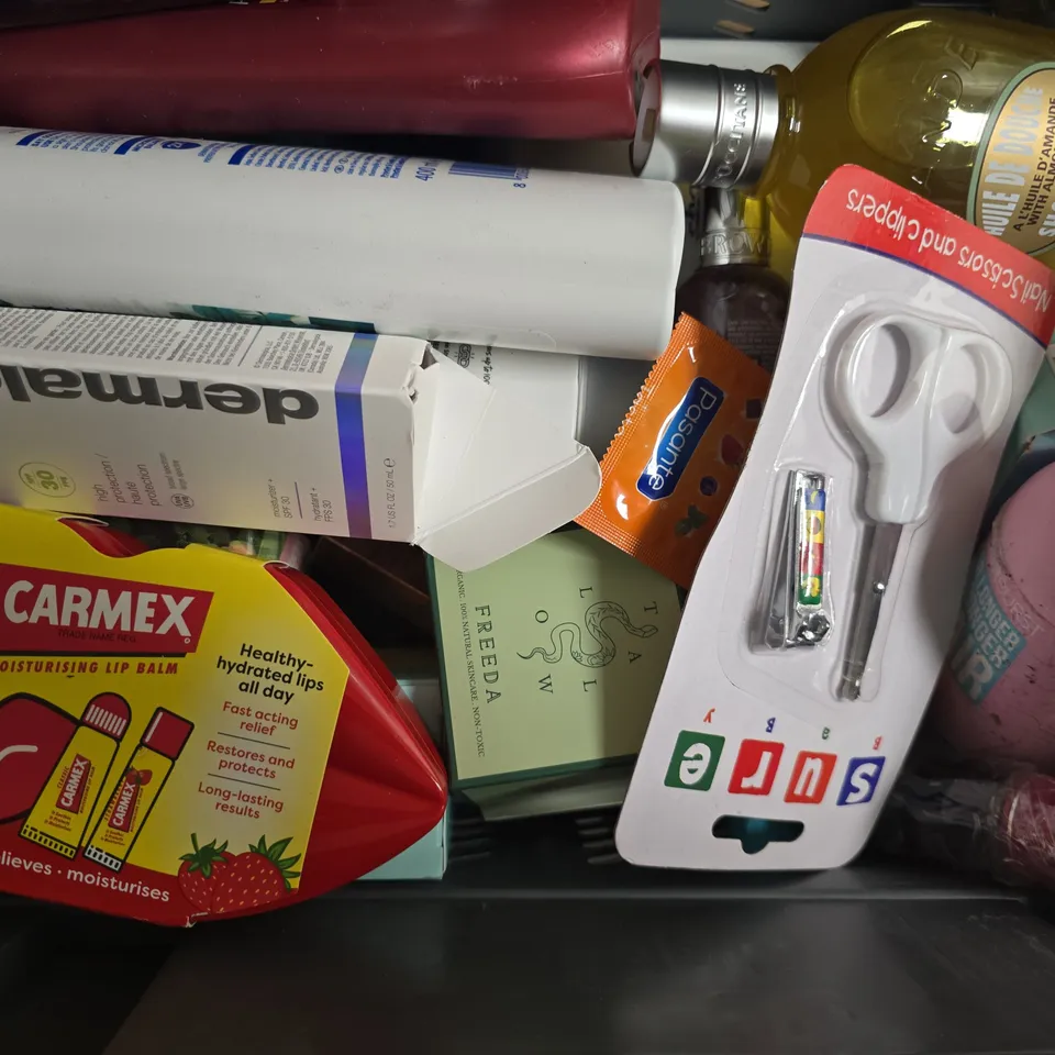 APPROXIMATELY 20 ASSORTED COSMETIC ITEMS TO INCLUDE DAISE, SHOWER GEL TRIO, ETC - COLLECTION ONLY