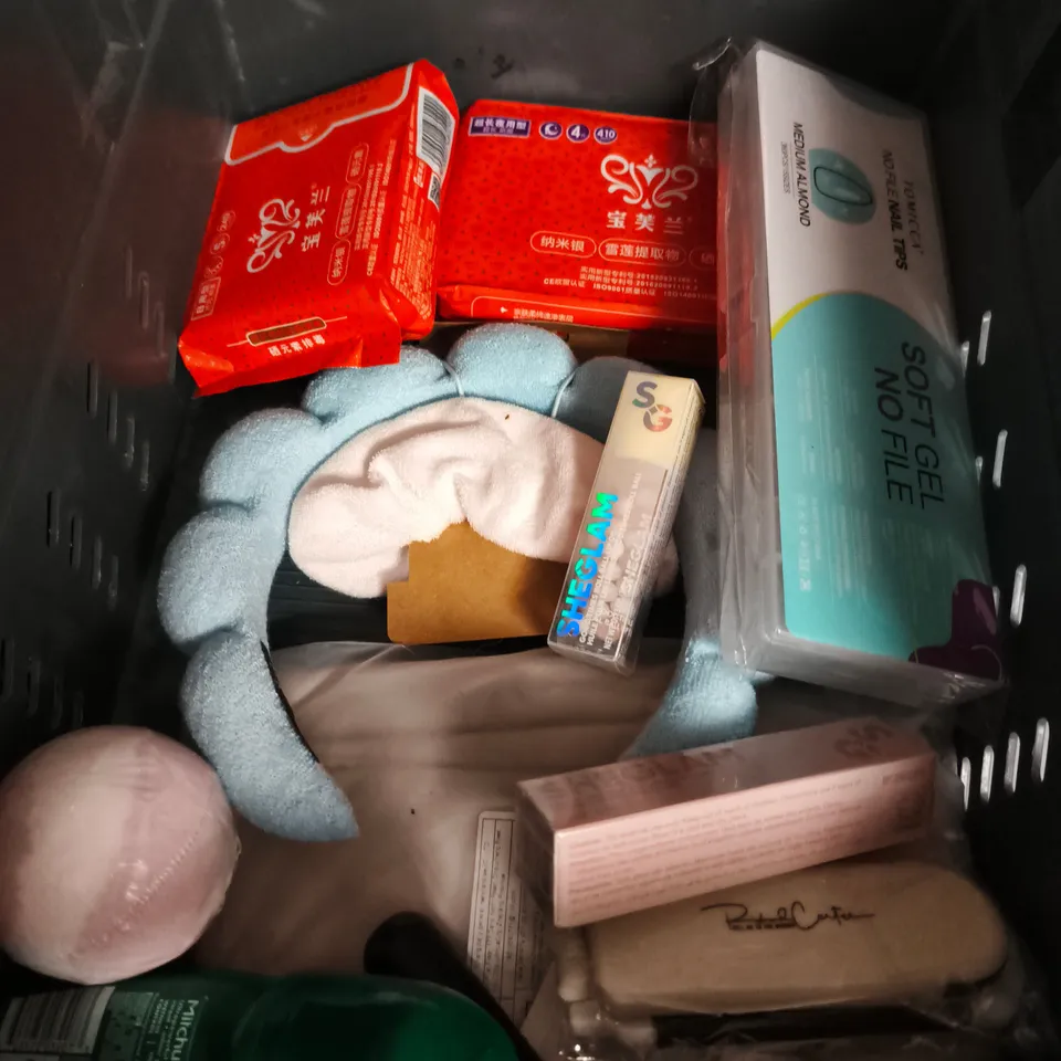APPROXIMATEY 20 ASSORTED HEALTH AND BEAUTY PRODUCTS TO INCLUDE - E45 LOTION - BYOMA MOISTURISING GEL-CREAM - DIRECTIONS VERMILLION RED SEMI-PERMANENT HAIR COLOUR - ETC