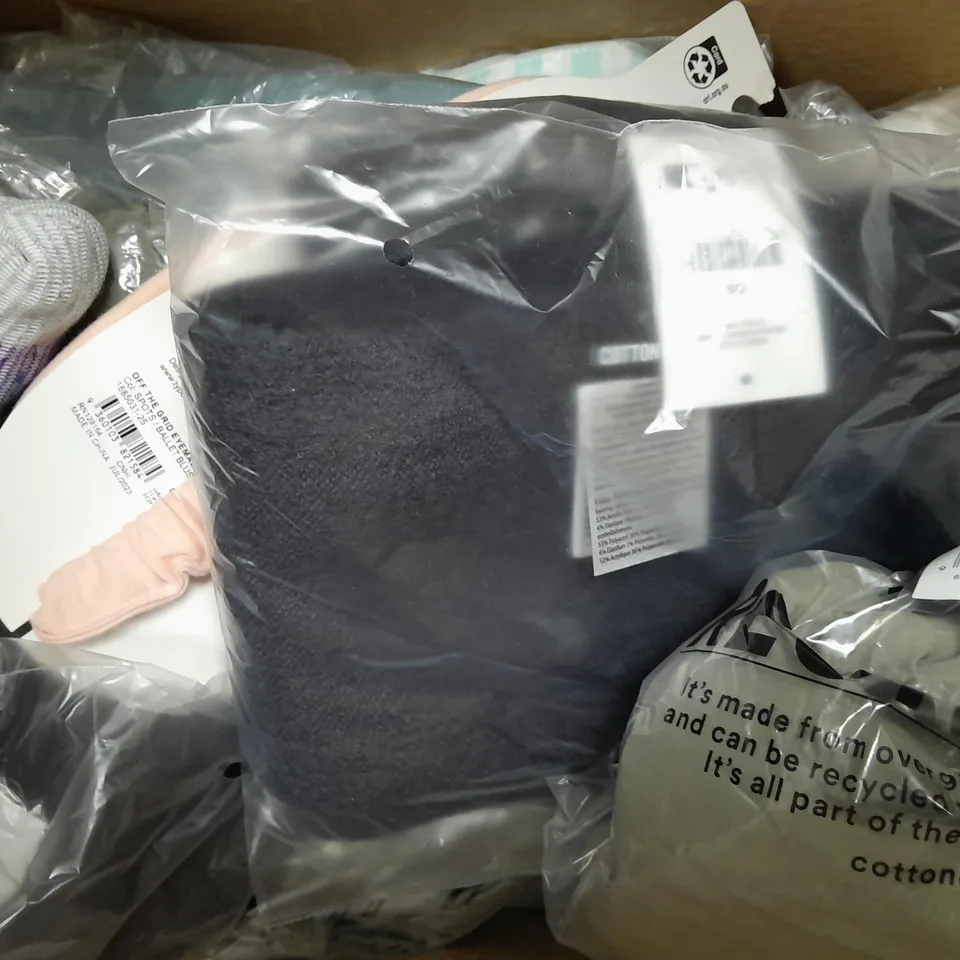 APPROXIMATELY 25 ASSORTED COTTON ON CLOTHING ITEMS TO INCLUDE CREW NECK CARDIGAN IN CHESTNUT MARLE SIZE M, PLUSH OVERSIZED SWEATER IN RED SIZE L, HEAVY WEIGHT T-SHIRT IN WASHED CHOCOLATE SIZE S