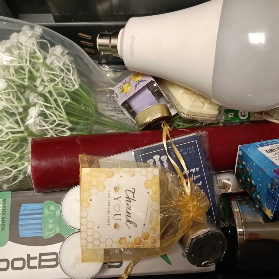 APPROXIMATELY 12 ASSORTED HOUSEHOLD ITEMS TO INCLUDE BOOTBUDDY, MINI CANDLES, ENERGIZER LARGE BULB, ETC - COLLECTION ONLY