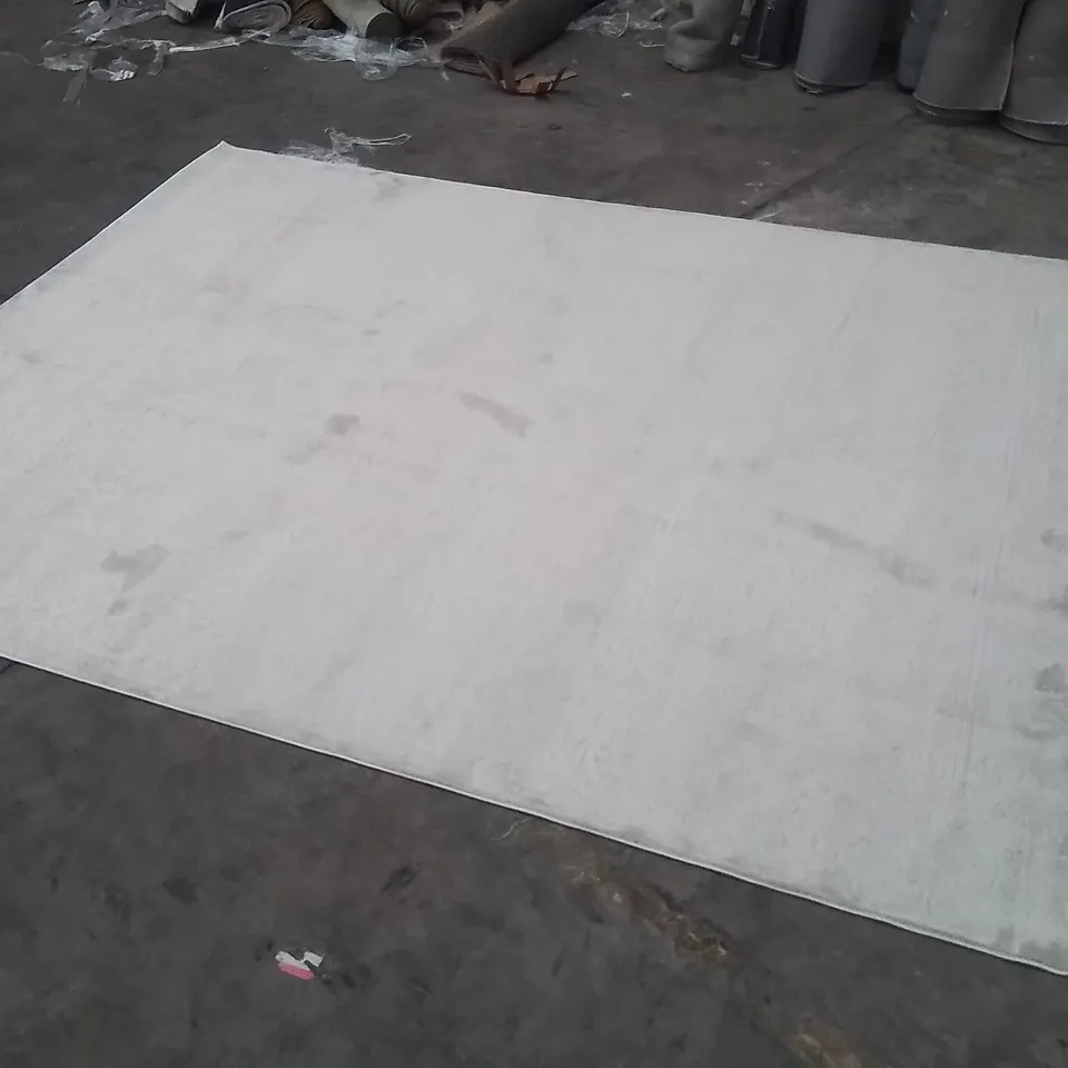 QUALITY DESIGNER AREA RUG - APPROXIMATELY 320X240CM