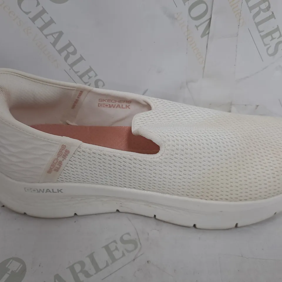 SKETCHERS GO WALK SLIP-IN IN WHITE - UK 8