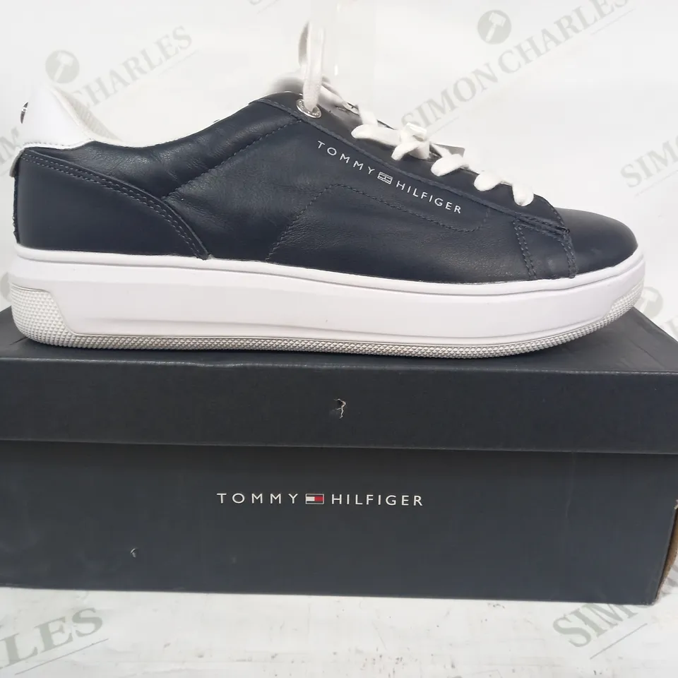 BOXED PAIR OF TOMMY HILFIGER SHOES IN NAVY/WHITE UK SIZE 7.5