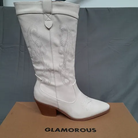 BOXED PAIR OF GLAMOROUS OFF WHITE LADIE BOOT SIZE UK 5