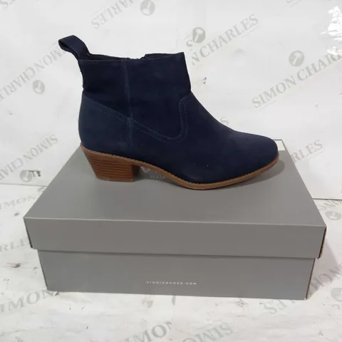 BOXED PAIR OF VIONIC LOW HEEL ZIP-UP BOOTS IN NAVY UK SIZE 6