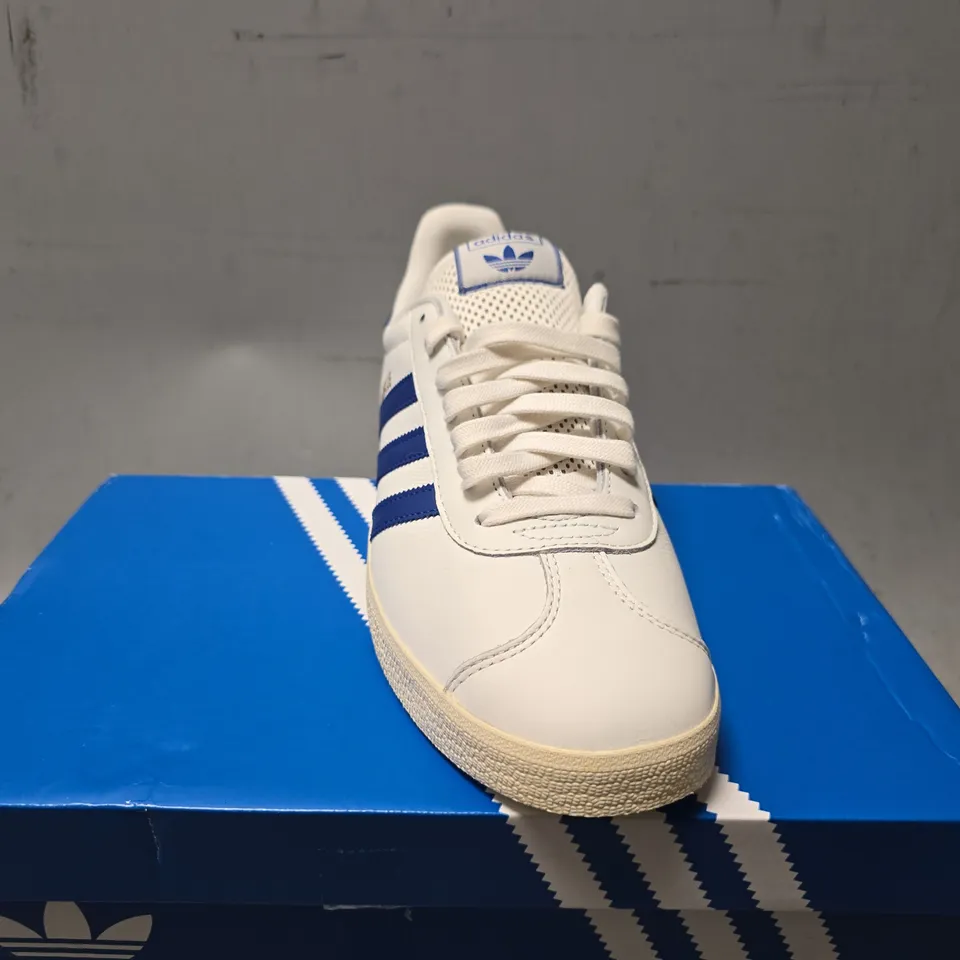 BOXED ADIDAS GAZELLE IN WHITE & BLUE - UK 9 