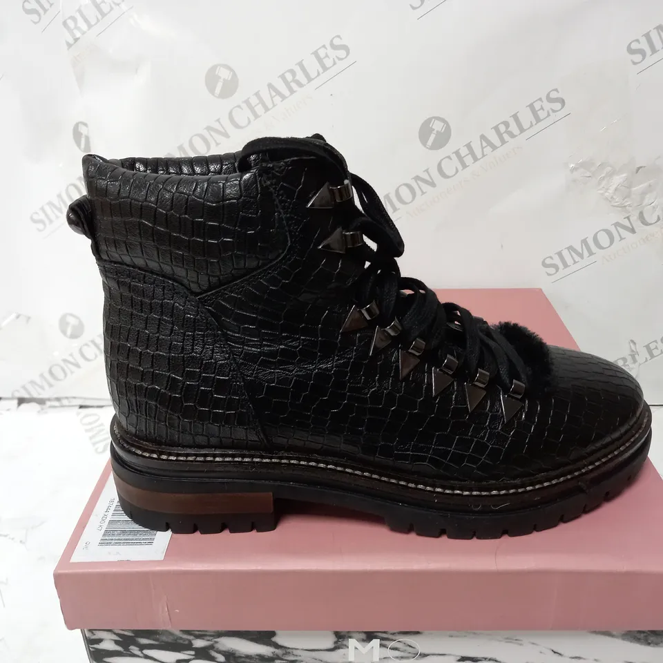 BOXED PAIR OF MODA IN PELLE CHIKKARA LACE UP CHUNKY SOLE HIKING BOOTS BLACK/CROC UK SIZE 7