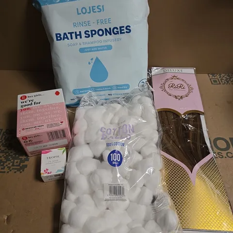 APPROXIMATELY 10 ASSORTED HEALTH & BEAUTY PRODUCTS TO INCLUDE BATH SPONGES, HAIR EXTENSION, LIP FUDGE ETC