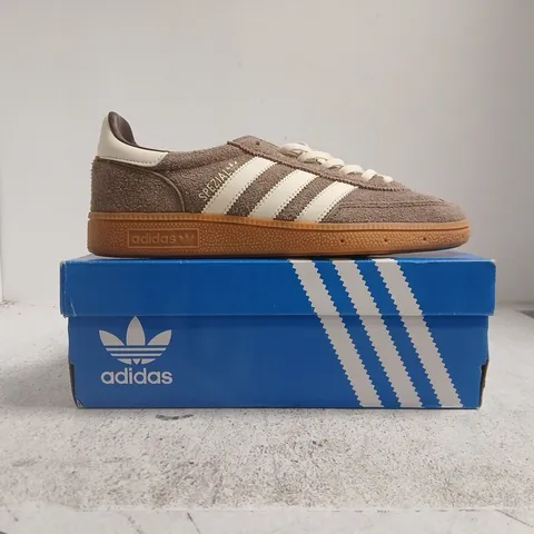 BOXED PAIR OF ADIDAS HANDBALL SPEZIAL TRAINERS IN TAUPE SIZE UK 7