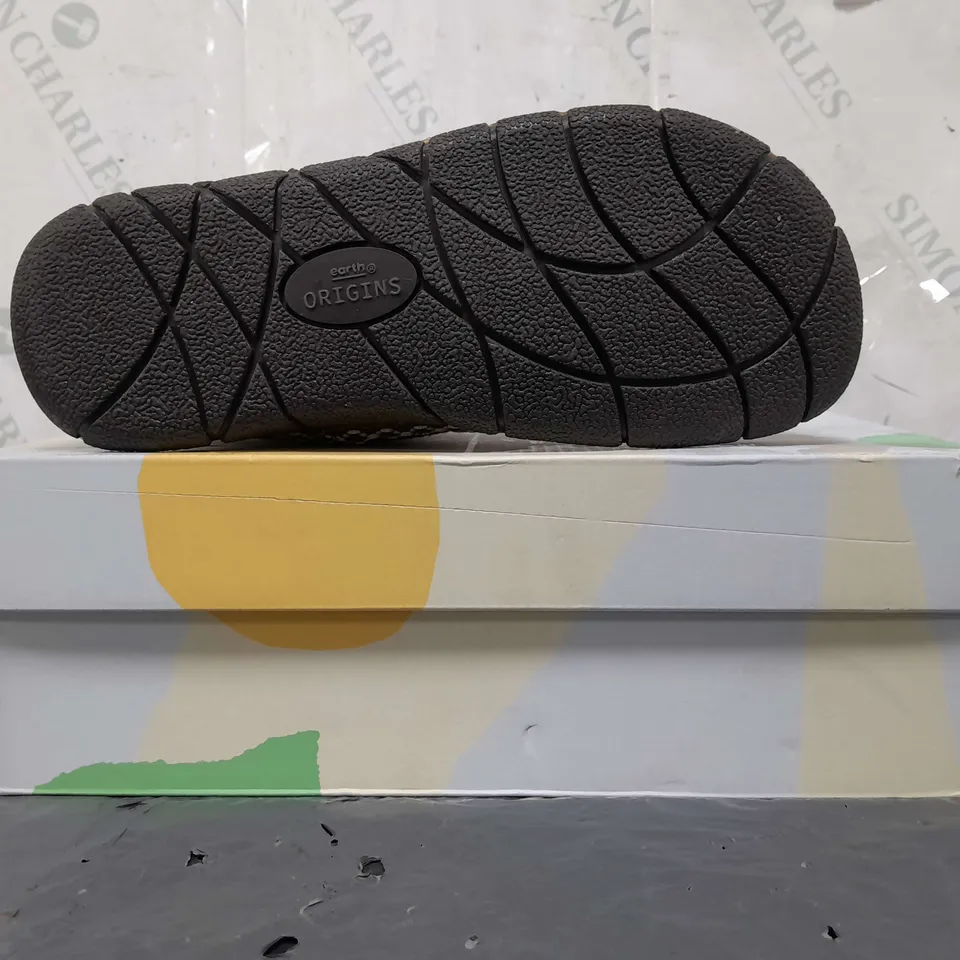 BOXED PAIR OF EARTH ORIGINALS EMMALYN BOOTIES IN GREY SIZE 5