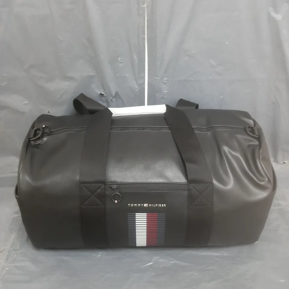 TOMMY HILFIGER FOUNDATION PIQUE GLOBAL STRIPE DUFFLE BAG - BLACK