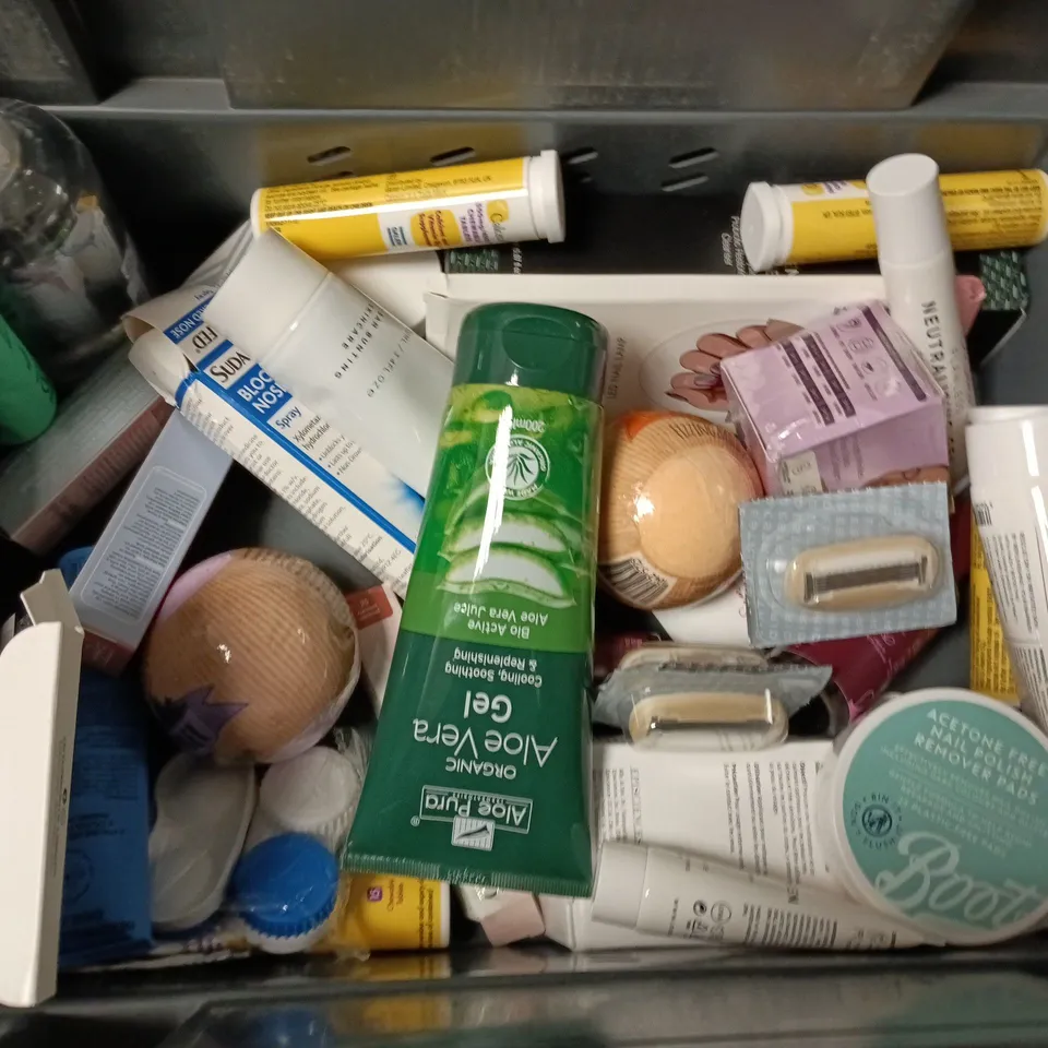 LOT OF APPROXIMATELY 30 ASSORTED HEALTH AND BEAUTY ITEMS TO INCLUDE SIMON OURIAN EXFOLIATING MASK, B.BOLD BODY GLOSS AND GUTOLOGY MINERAL TOOTHPASTE