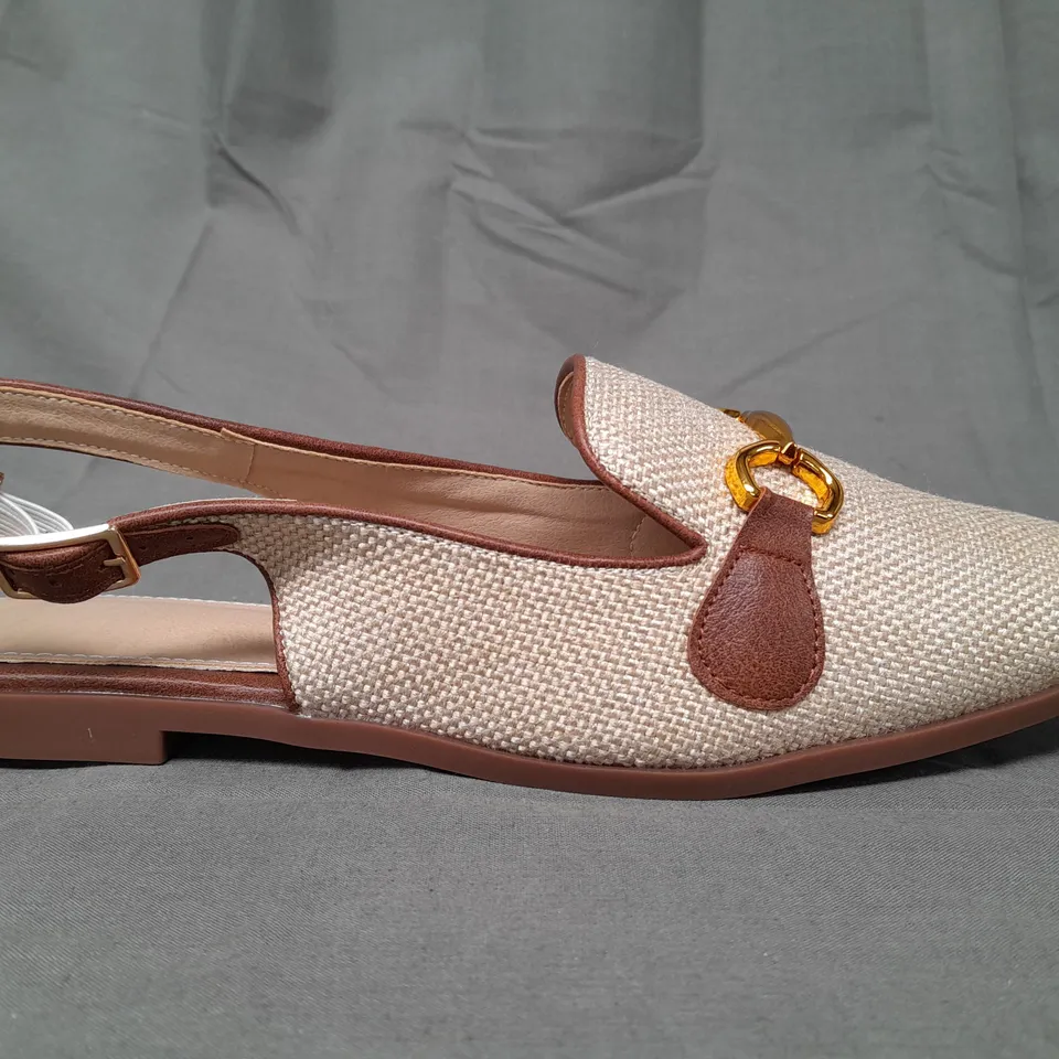 BOXED PAIR OF DESIGNER SHOES IN BEIGE W. GOLD EFFECT DETAIL EU SIZE 41