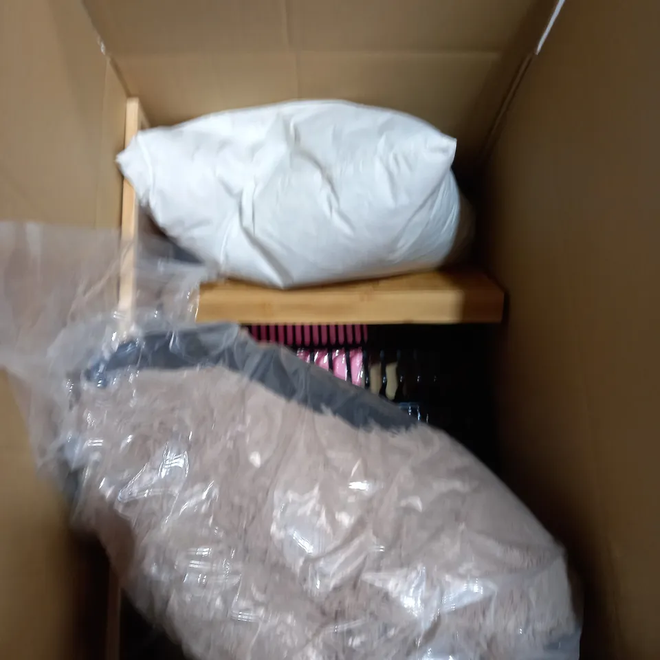 BOX OF ASSORTED HOUSEHOLD ITEMS TO INCLUDE CHOPPING BOARD, SINK ORGANISER, DOG BED ETC 