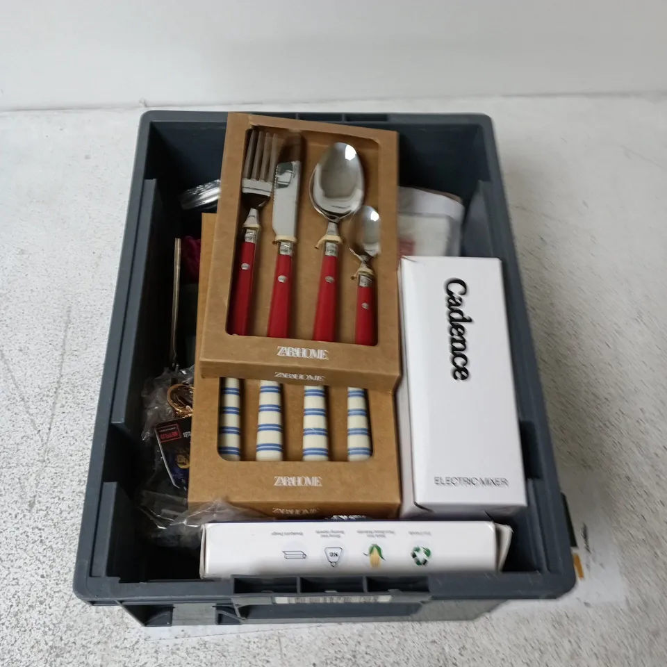 APPROXIMATELY 15 ASSORTED HOUSEHOLD ITEMS INCLUDING CUTLERY, ELECTRIC MIXER, KEY RINGS ETC.