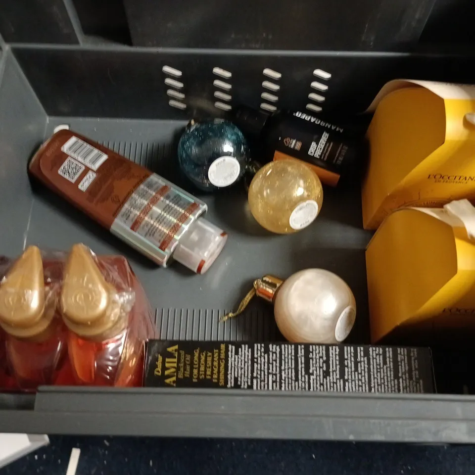 LOT OF APPROXIMATELY 23 ASSORTED HEALTH AND BEAUTY ITEMS TO INCLUDE HAPPY PAPAYA,LOREAL AND LANEDO