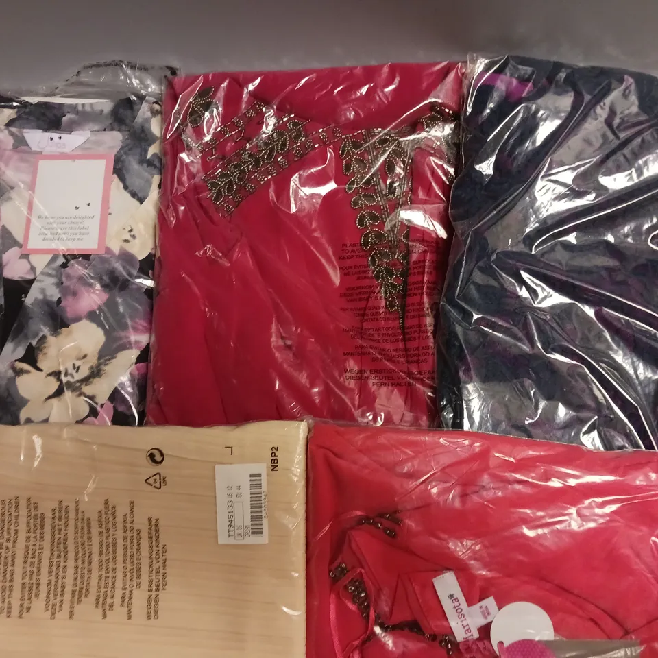 LOT OF APPROX 18 BRAND NEW CLOTHING ITEMS IN VARIOUS SIZES 