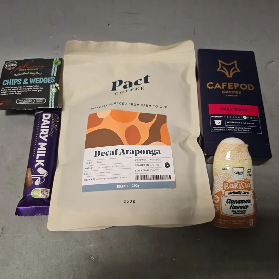APPROXIMATELY 15 ASSORTED FOOD & DRINK ITEMS TO INCLUDE - CAFEPOD COFFEE DAILY GRIND , PACT COFFEE DECAF ARAPONGA , BARISTA CINNAMON ETC