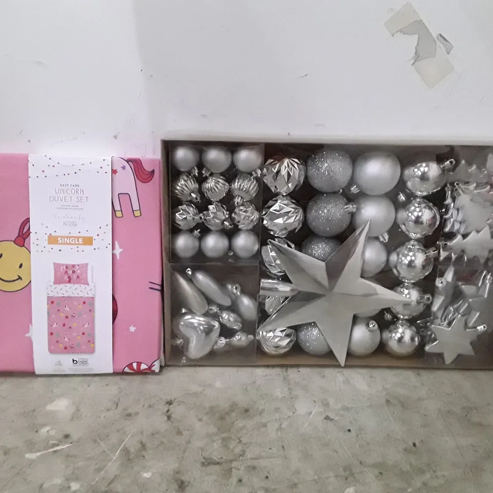 BOX CONTAINING APPROXIMATELY 7 BRAND NEW 60 SILVER BAUBLE PACKS & 4 UNICORN DUVET SETS