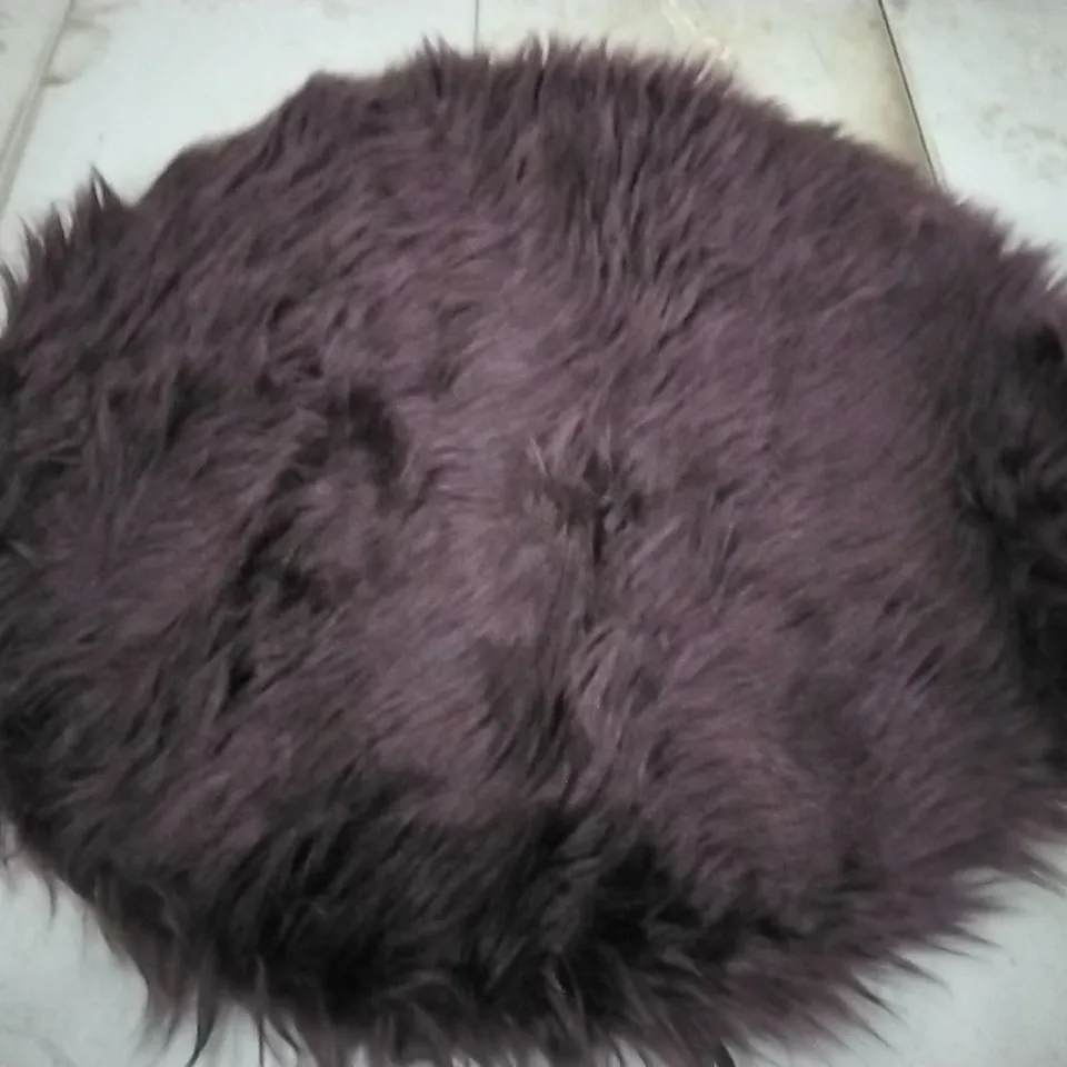BRAND NEW BRUNS HEART HAND TUFTED PURPLE RUG - 60 CM ROUND 