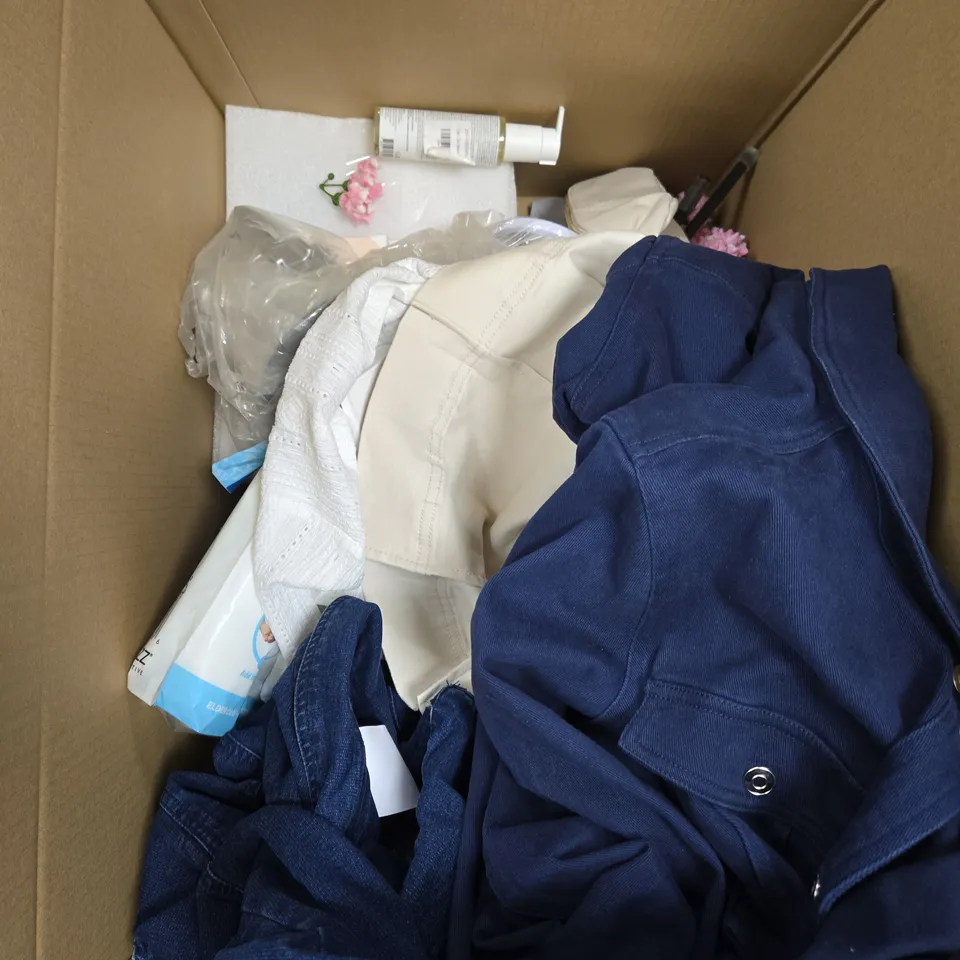 APPROXIMATELY 20 ASSORTED HOUSEHOLD PRODUCTS TO INCLUDE HOME DECOR, CLOTHING, BEAUTY PRODUCTS ETC 