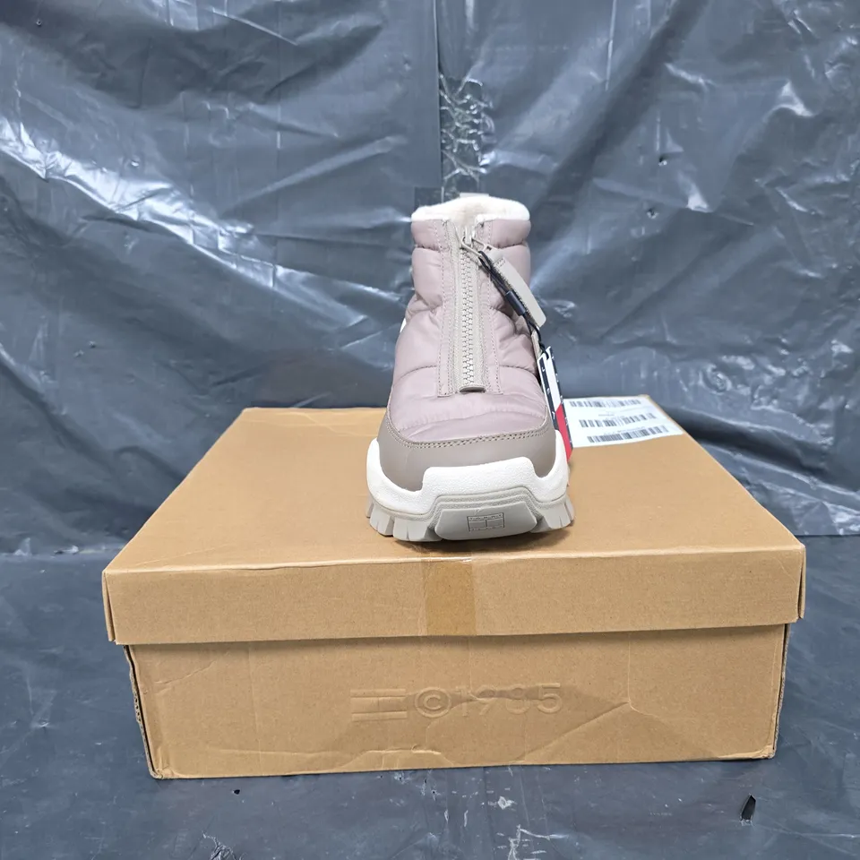 BOXED PAIR OF TOMMY JEANS BOOTS IN CREAM SIZE UK 6.5