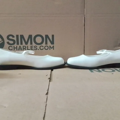 BOXED BRAND NEW APPROXIMATELY 9 SIMPLY BE BROOK EX WIDE SHOES SIZE 8 ECRU 