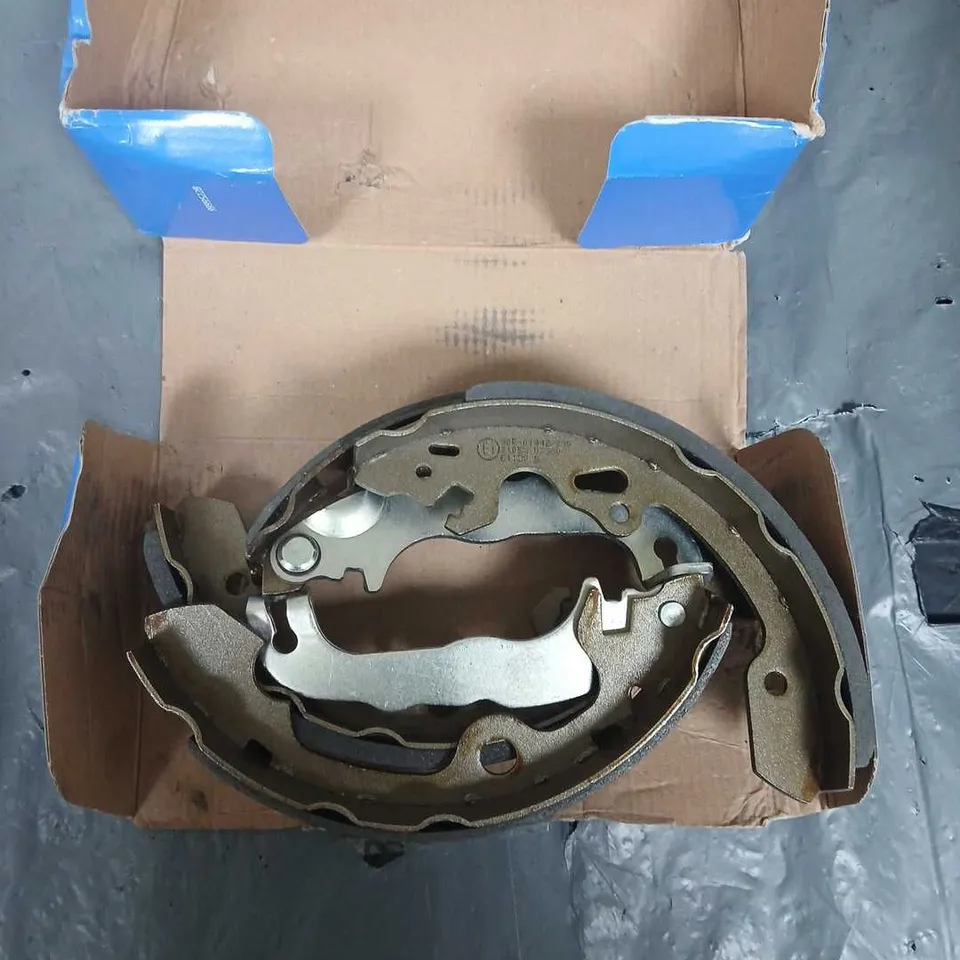 BOXED QUINTON HAZELL BS1052 BRAKE SHOES 