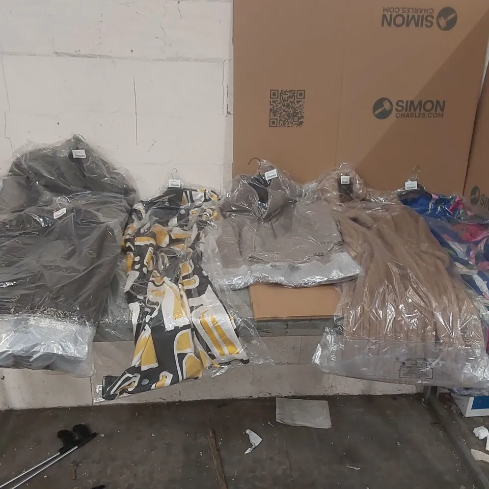 PALLET CONTAINING APPROXIMATELY 50x BRAND NEW ASSORTED DESIGNER CLOTHING ITEMS