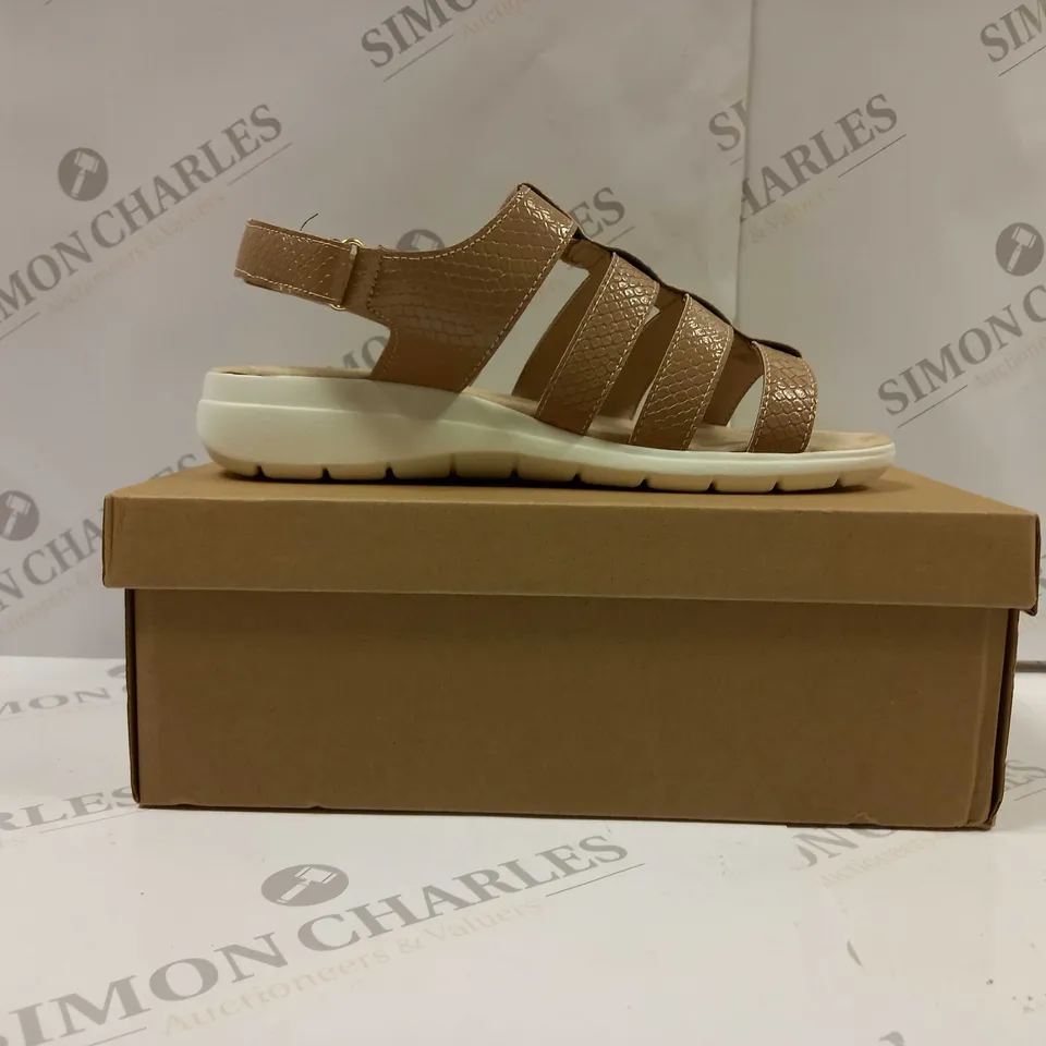 BOXED PAIR OF CUSHION WALK ONE TOUCH CLOSE SANDALS IN TAN - SIZE 7