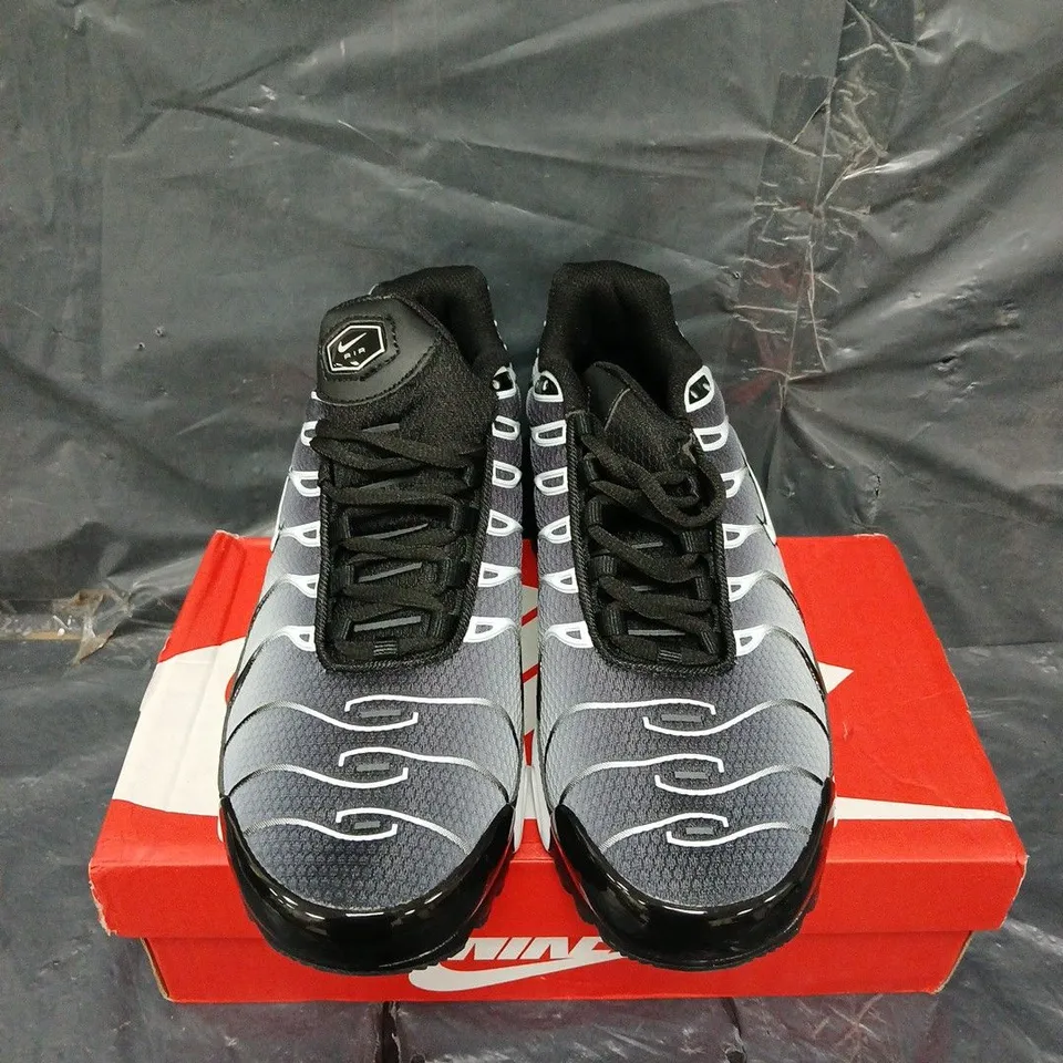 BOXED PAIR OF NIKE AIR MAX PLUS - UK SIZE 9