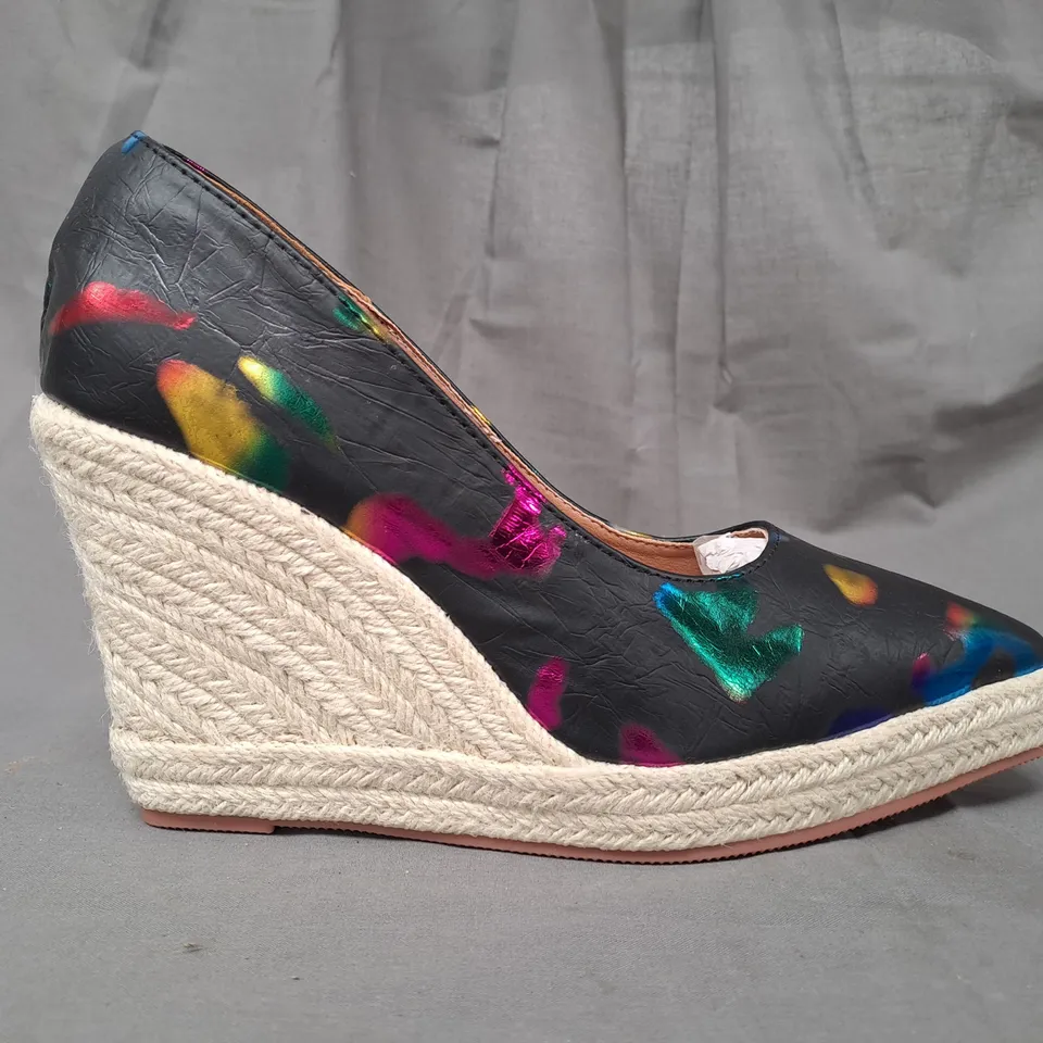 BOXED PAIR OF DESIGNER POINTED TOE HIGH WEDGE SHOES IN BLACK/MULTICOLOUR EU SIZE 41