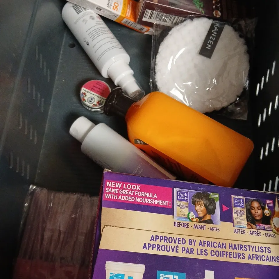 APPROXIMATEY 20 ASSORTED HEALTH AND BEAUTY PRODUCTS TO INCLUDE - THISWORKS DEEP SLEEP PILLOW SPRAY - SONS STRENGTHENING SHAMPOO - KANZEN HYPOSHOT WAND - ETC