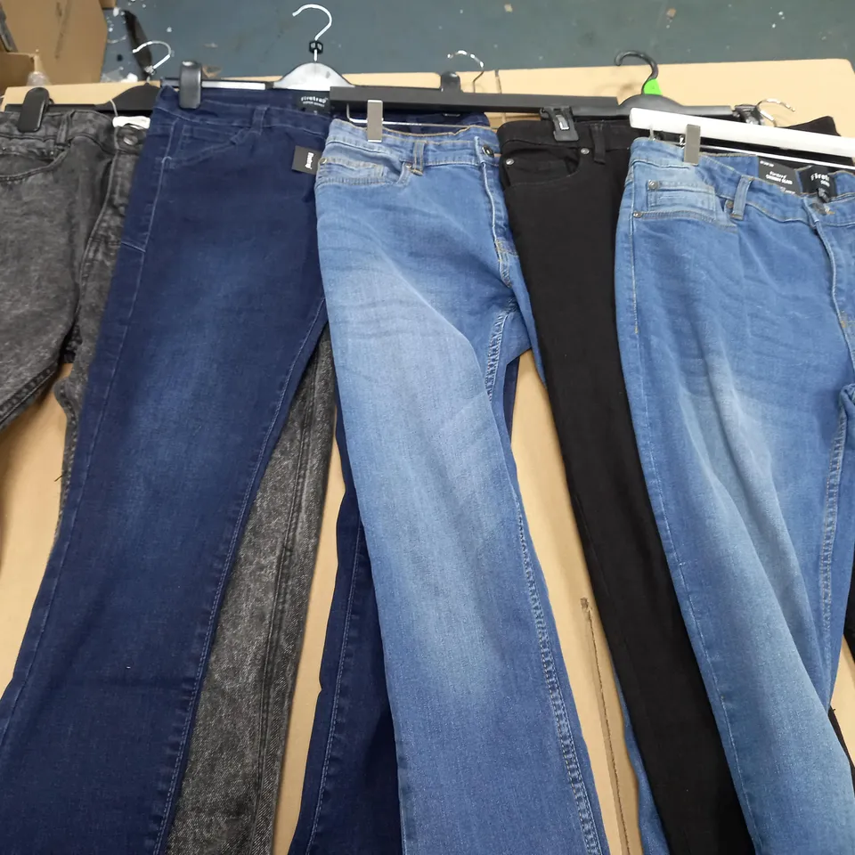 5 PAIRS OF FIRETRAP JEANS IN VARIOUS COLOURS/SIZES TO INCLUDE CHARCOAL BLACK, NAVY, WASHED BLUE, ETC