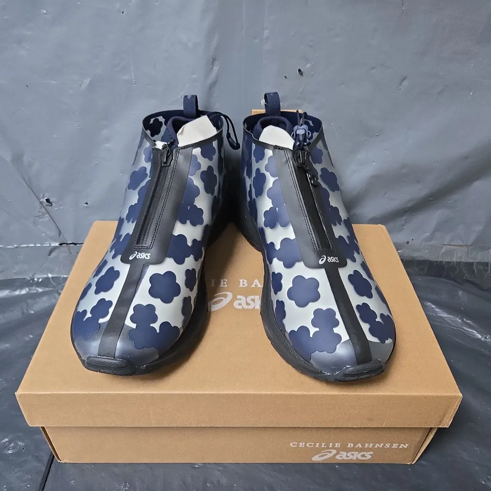 BOXED PAIR OF ASICS CECILIE BAHNSEN GEL TERRAIN SHOES IN NAVY - UK 8