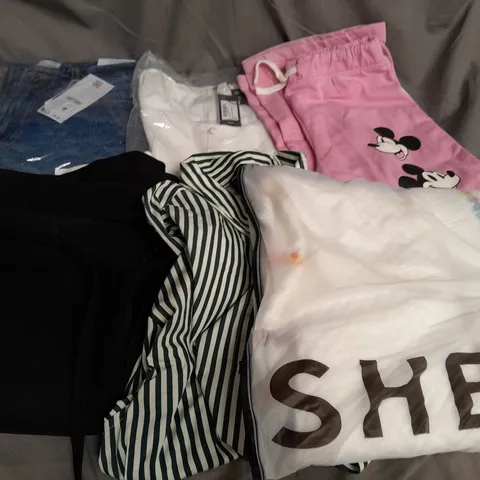 APPROXIMATELY 20 ASSORTED CLOTHING ITEMS IN VARIOUS SIZES AND STYLES TO INCLUDE - JEANS, DRESS, SHIRT, ETC